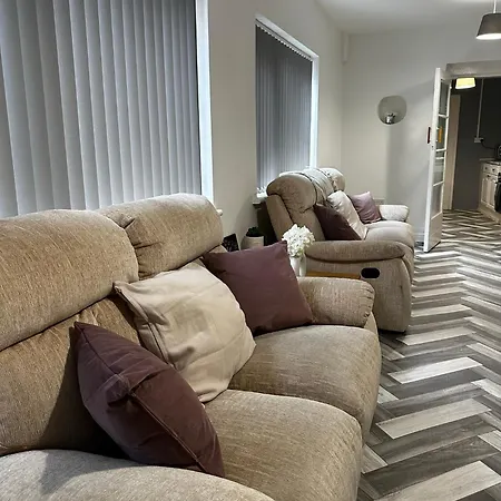 Le Crescent Rooms, *