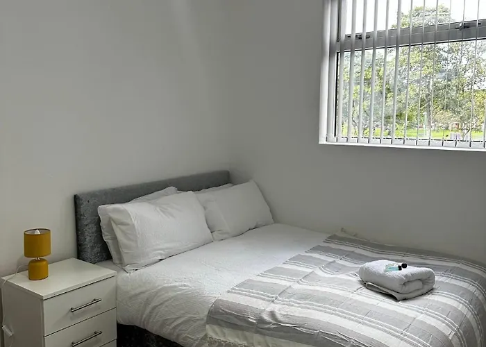 Le Crescent Rooms, *