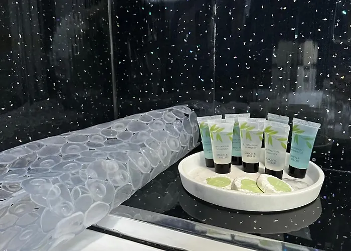 Capsule hotel Le Crescent Rooms, *