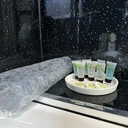 Hotel kapsułowy Le Crescent Rooms, *